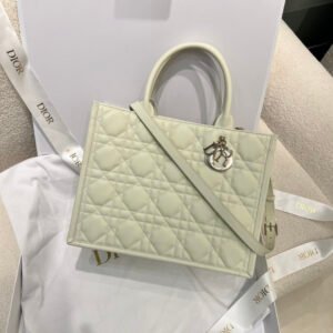 Medium-sized Dior Toujours leather, imported from the factory and of original quality