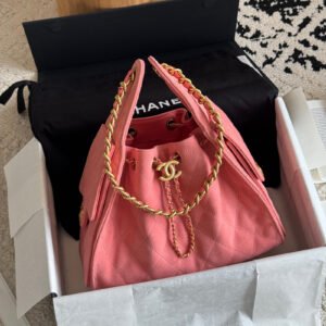 The most eye-catching collection of this season must be the 25bag Hobo.