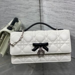 The latest bow-shaped pearl chain clutch bag from the brick cabinet collection