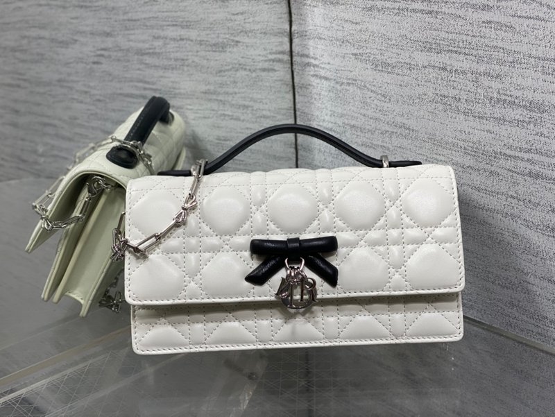 The latest bow-shaped pearl chain clutch bag from the brick cabinet collection