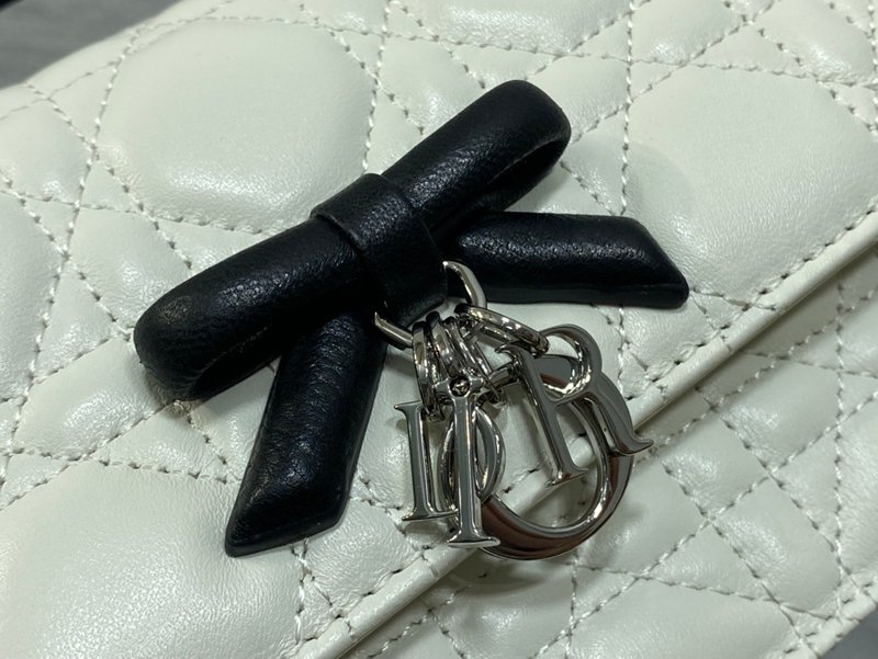 The latest bow-shaped pearl chain clutch bag from the brick cabinet collection - 图片 4