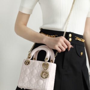 The women's shoulder bag is so pink and sweet, it's just too adorable