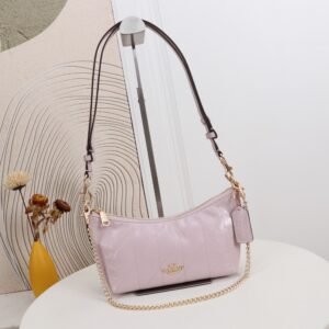 The Coach Caitlin 24 shoulder bag comes with a small chain strap that can be carried by hand or carried under the arm