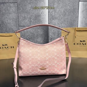 The COACH bag is fresh and stylish, with detachable straps, portable, one-shoulder, cross-body