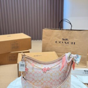 Cowhide version COACH's new Laurel bag Coach's classic moon bag